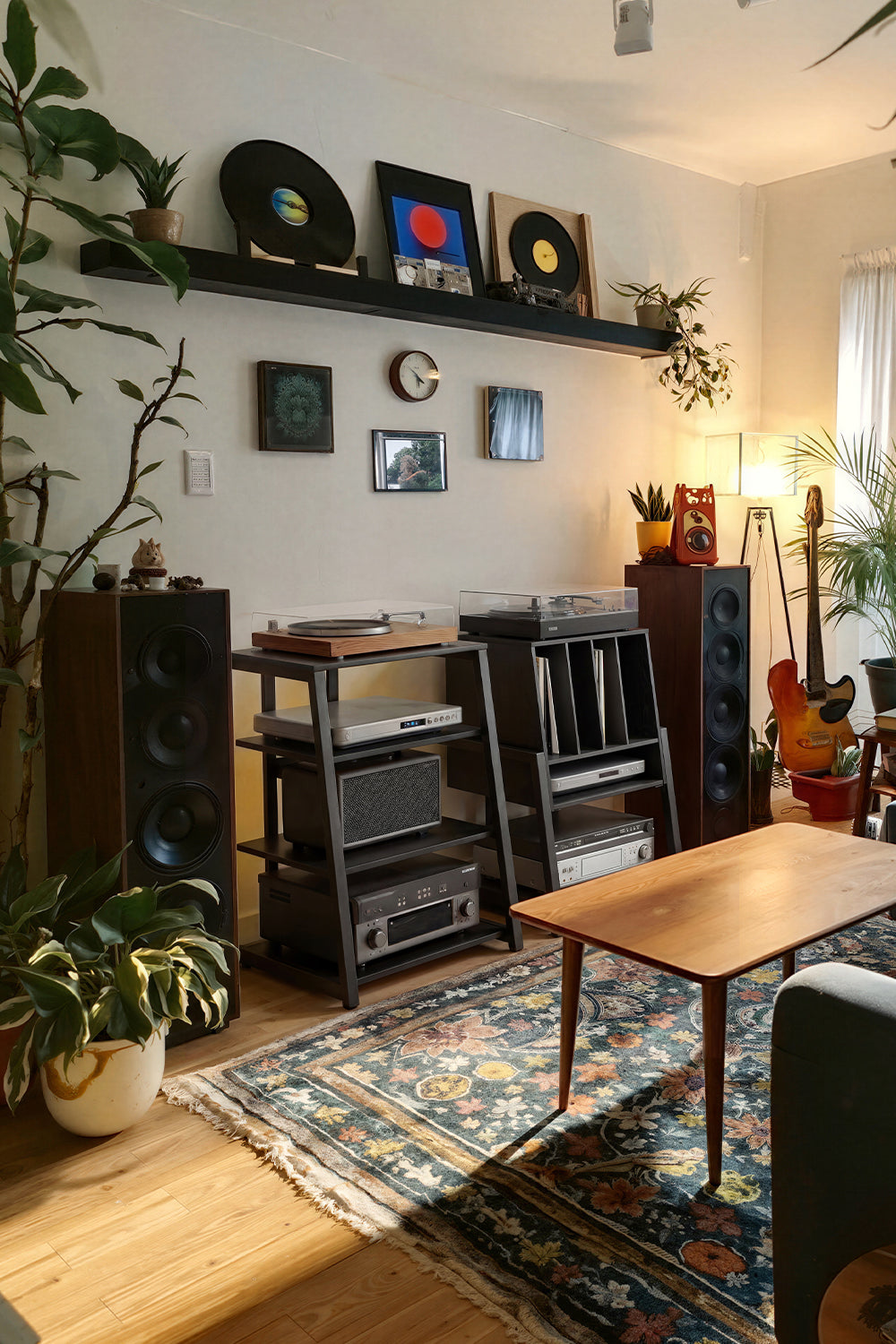 Eiffel Plattenspieler Regal Schwarz im Wohnzimmer FITUEYES