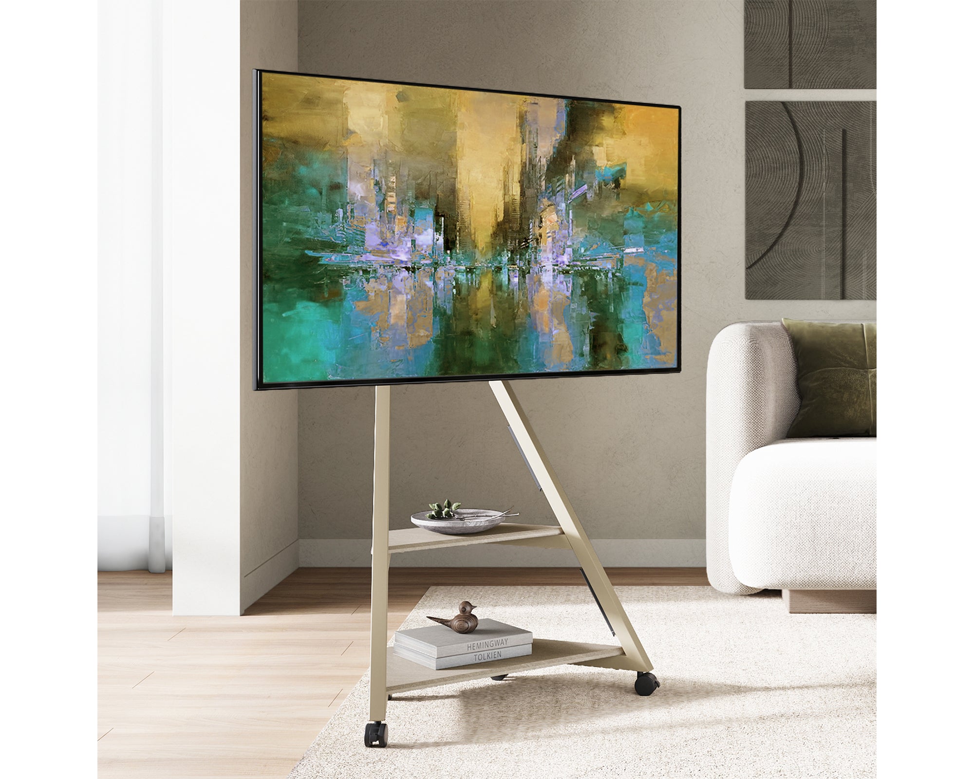 Kamelfarbener TV-Ständer neben dem Sofa im Wohnzimmer