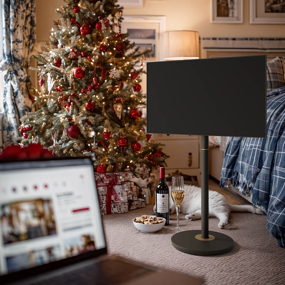 Schwarzer Standfuß für Fernseher mit Rollen im Schlafzimmer
