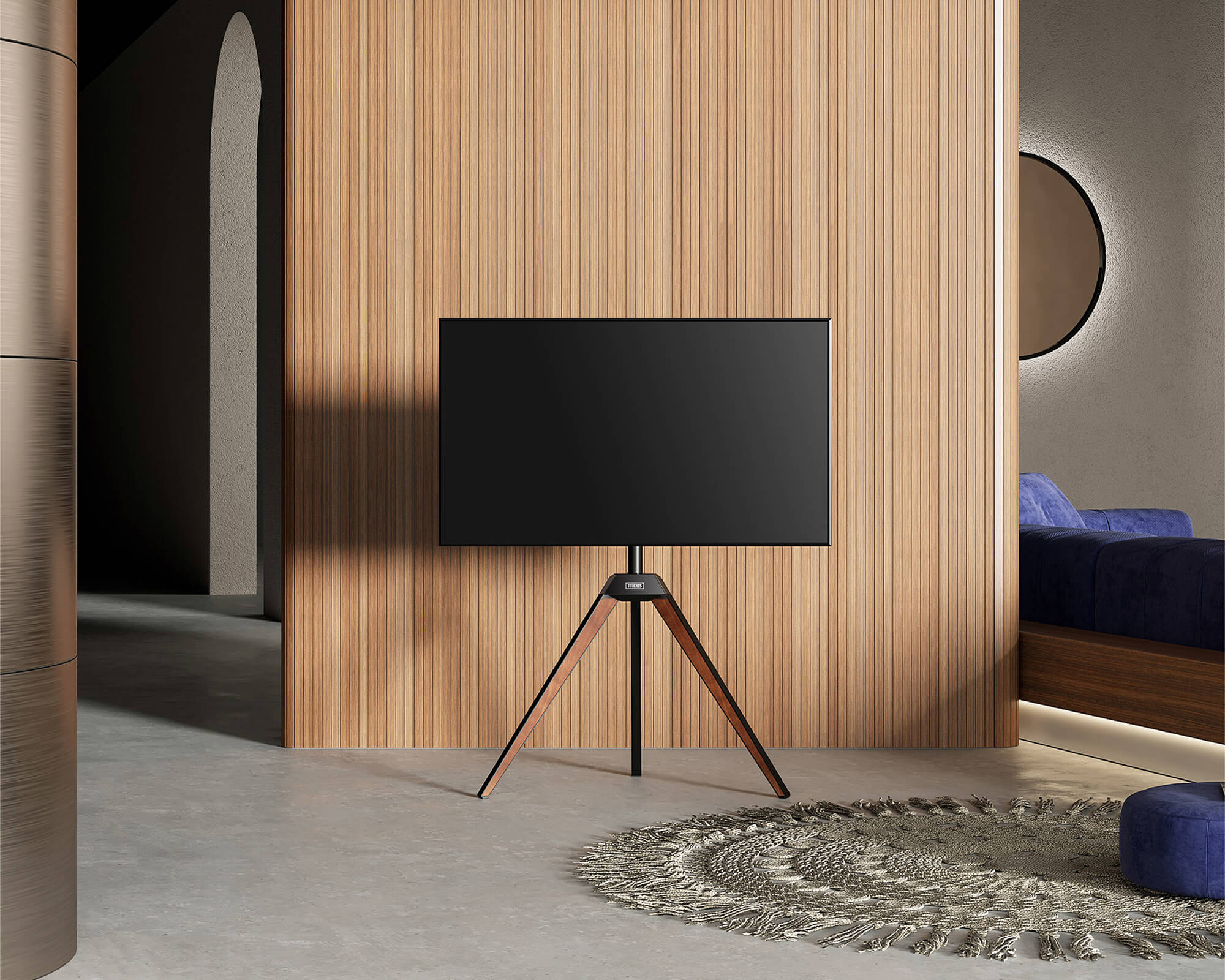 Nussbaumfarbener Dreiecks-TV-Ständer im Wohnzimmer