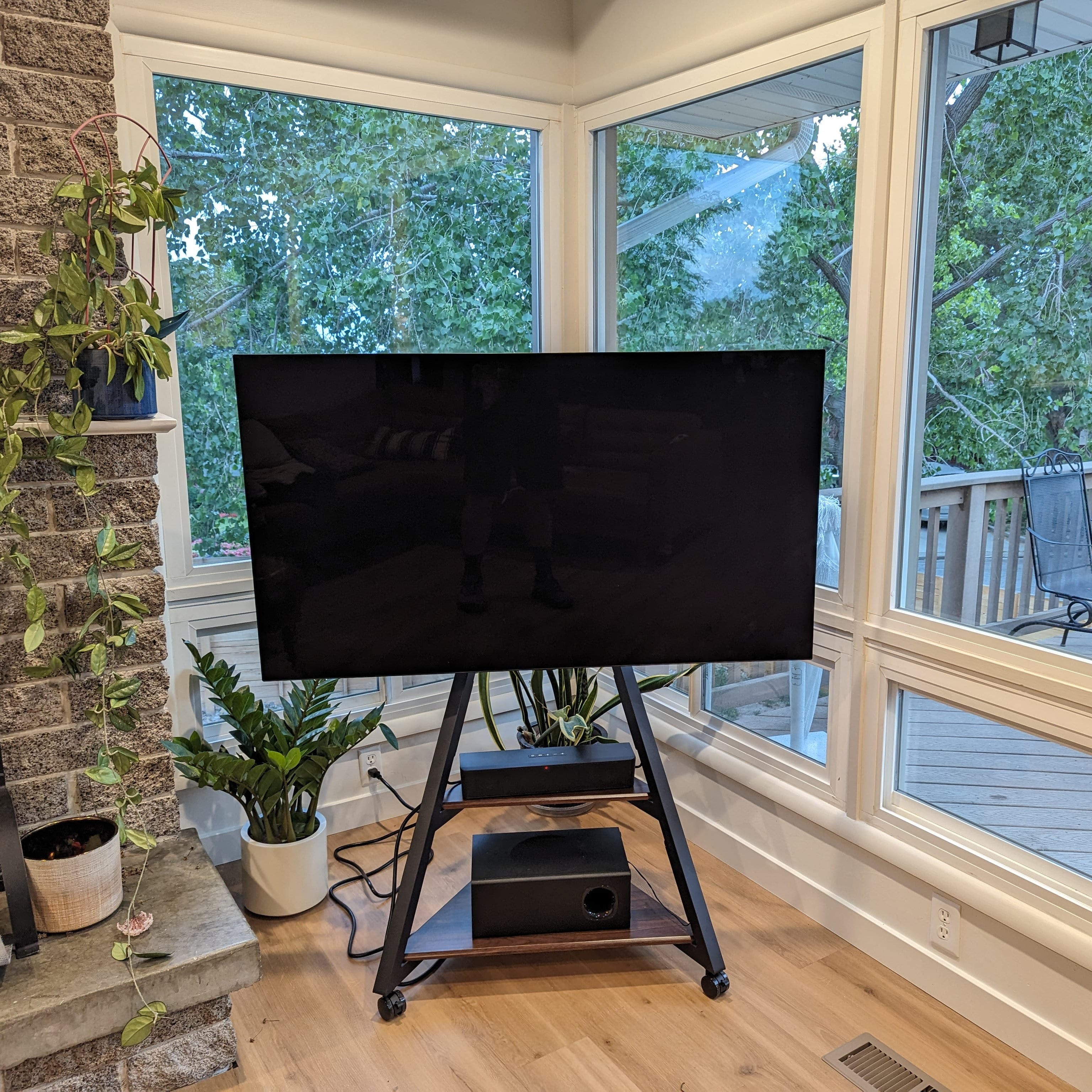 mobile tv standfuß in der Ecke